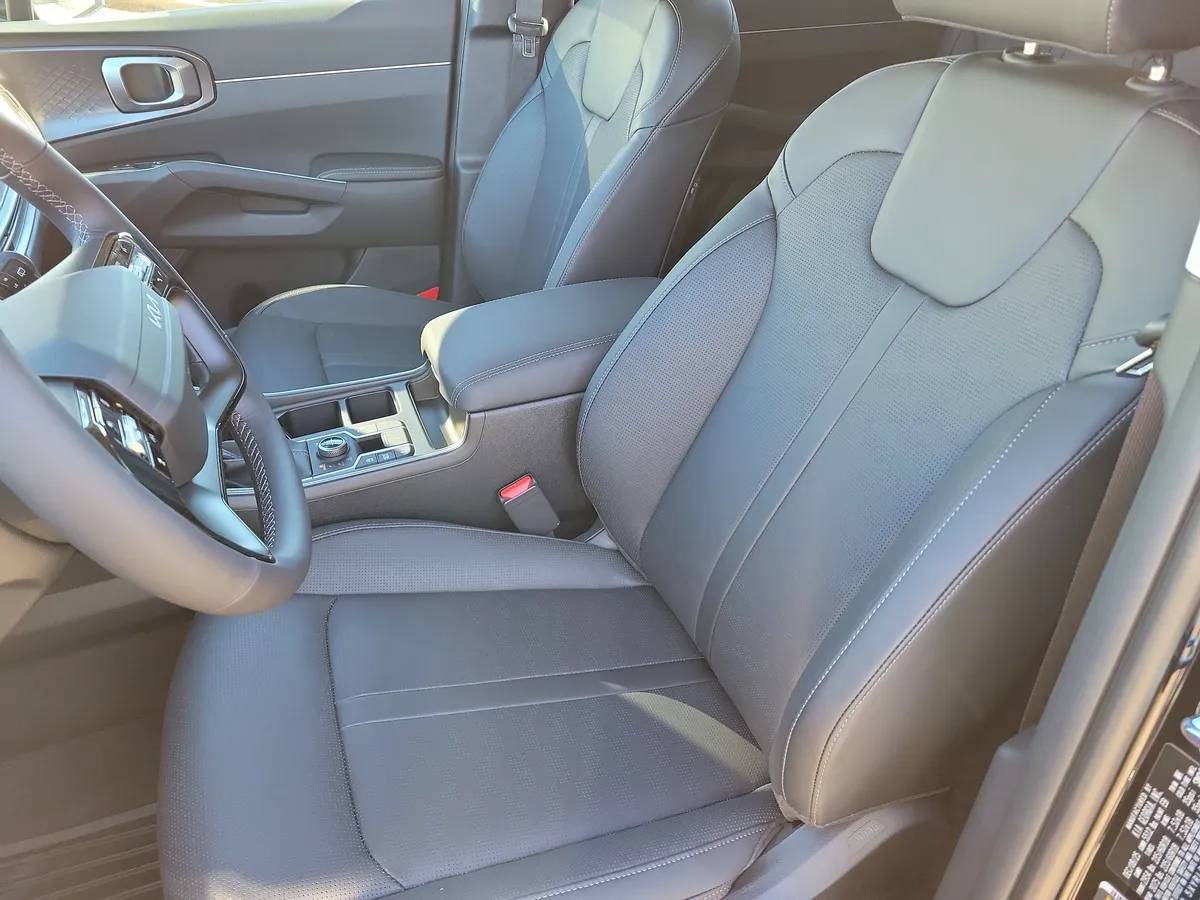 2026 Kia Sorento S thumbnail 11