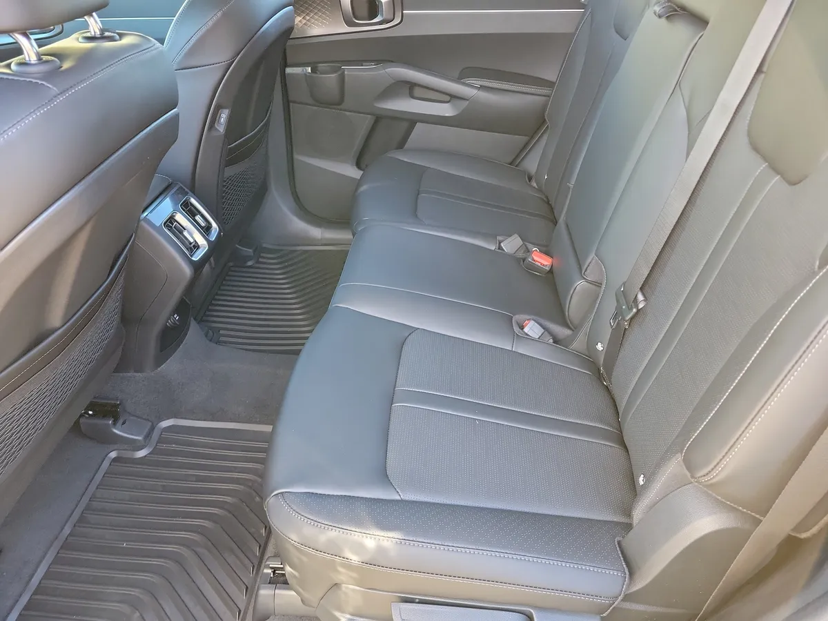 2026 Kia Sorento S thumbnail 13