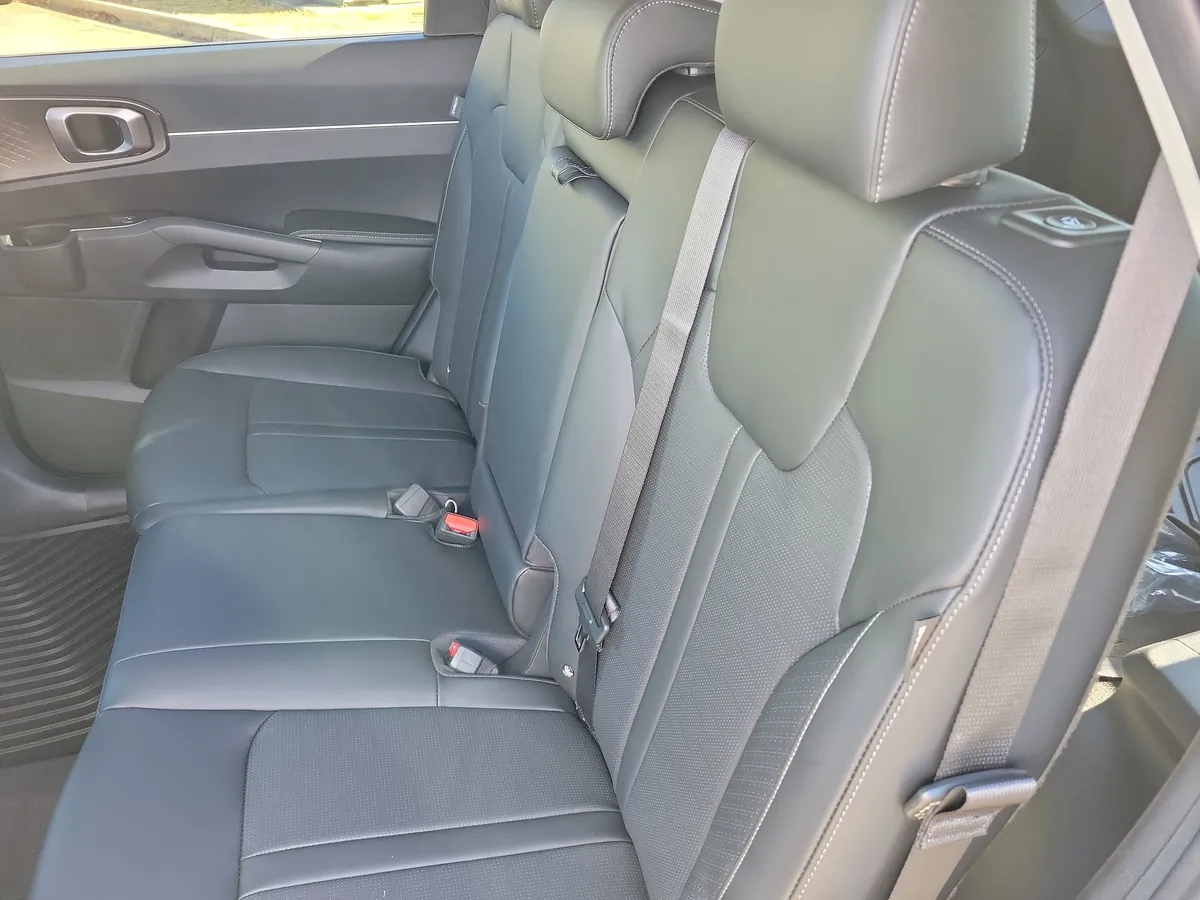 2026 Kia Sorento S thumbnail 14