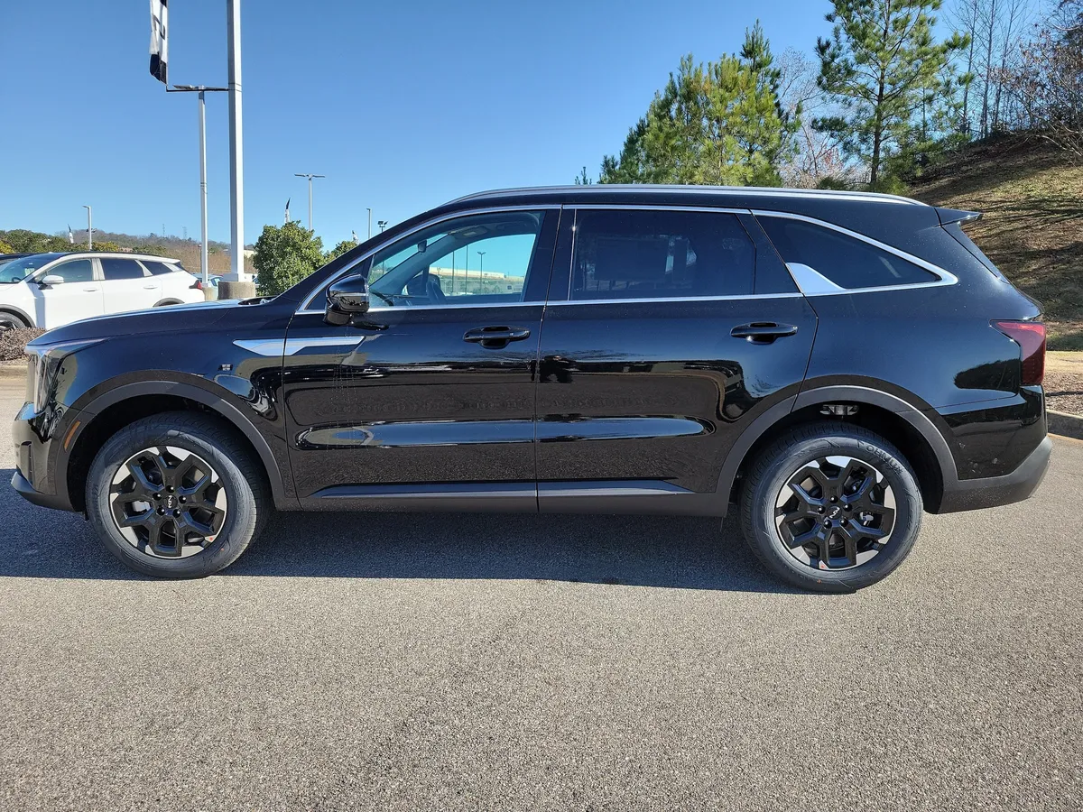 2026 Kia Sorento S thumbnail 2