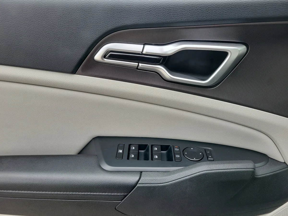 2026 Kia Sportage EX thumbnail 8