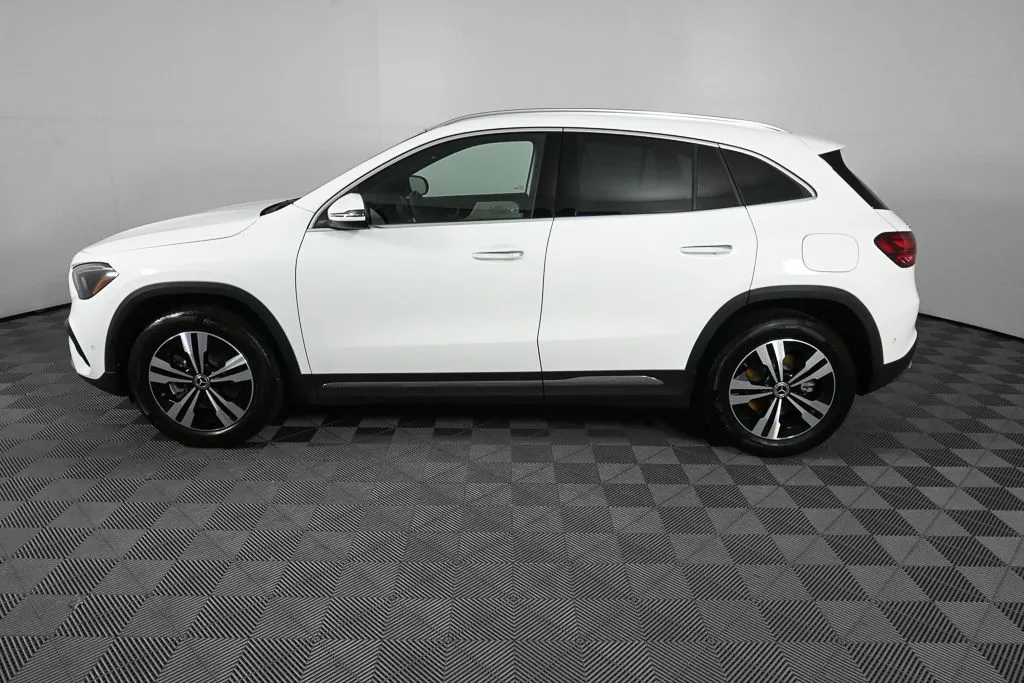 2026 Mercedes-Benz GLA 250 thumbnail 3