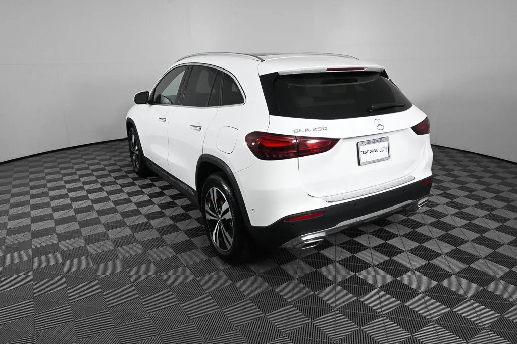 2026 Mercedes-Benz GLA 250 thumbnail 4