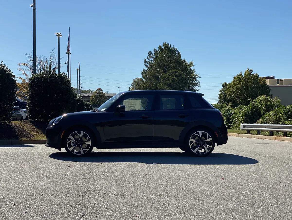2026 MINI Hardtop 4 Door Cooper thumbnail 11