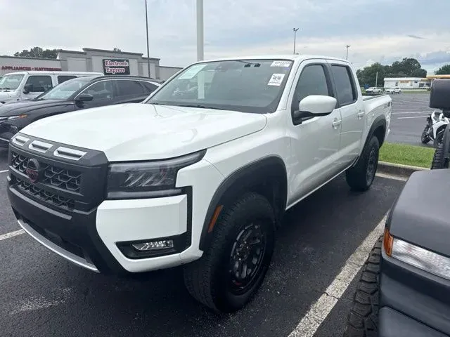 2026 Nissan Frontier PRO-4X thumbnail 3