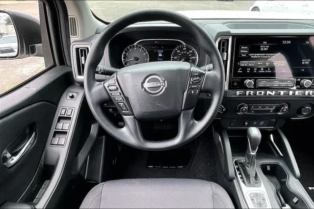 2026 Nissan Frontier SV thumbnail 8