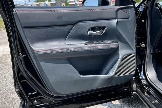 2026 Nissan Kicks SR thumbnail 17