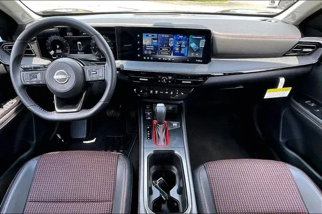 2026 Nissan Kicks SR thumbnail 7