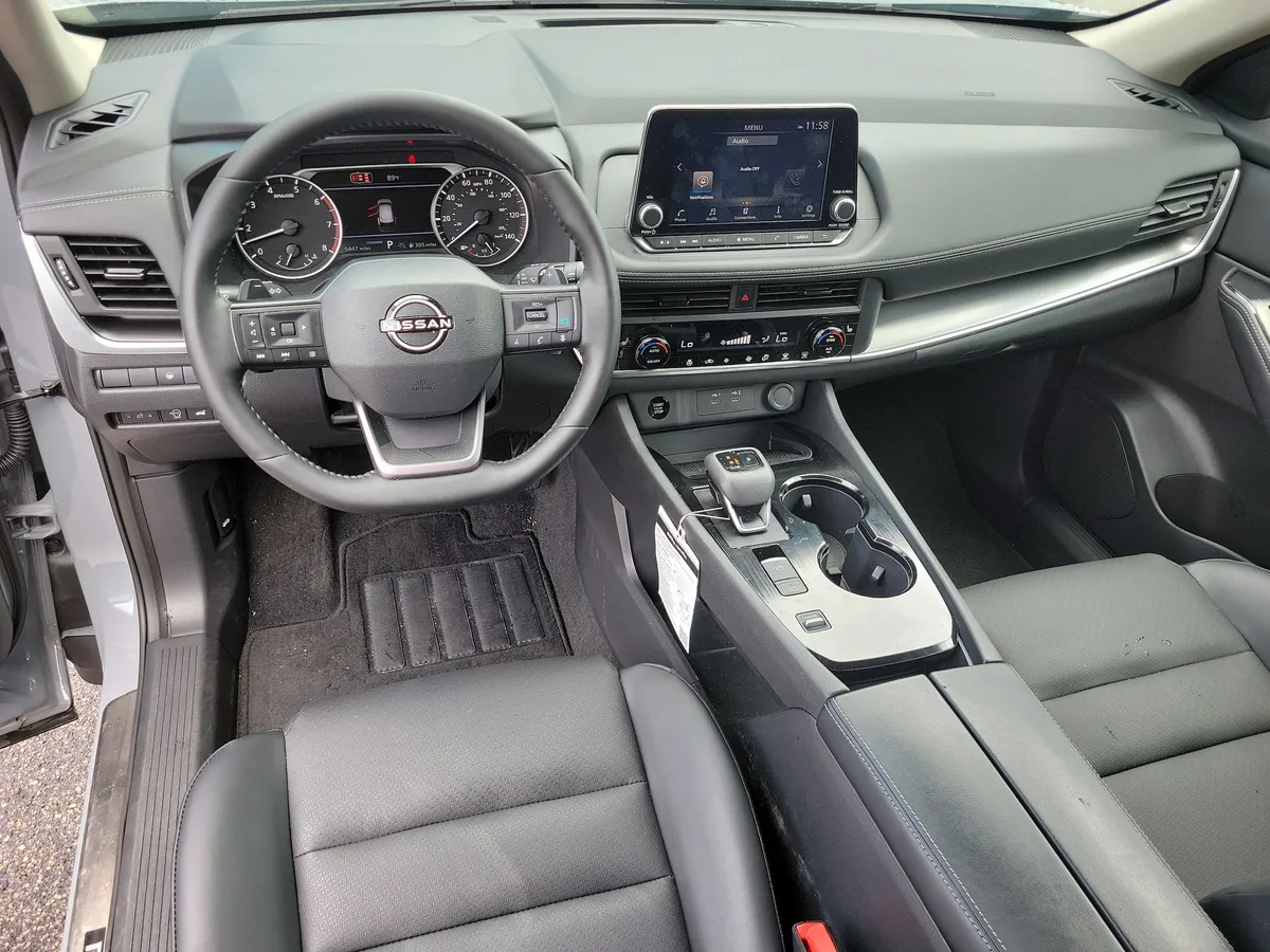 2026 Nissan Rogue Dark Armor thumbnail 14