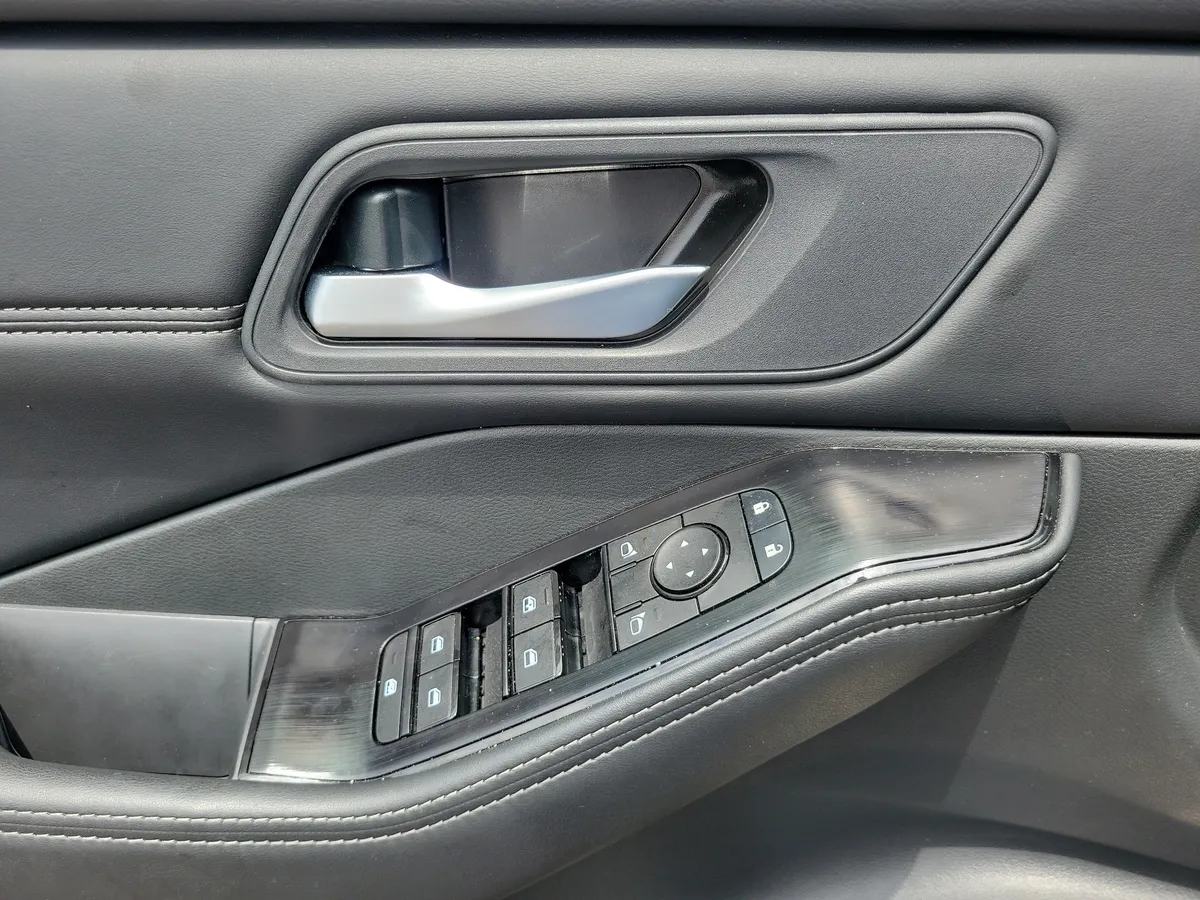 2026 Nissan Rogue Dark Armor thumbnail 24