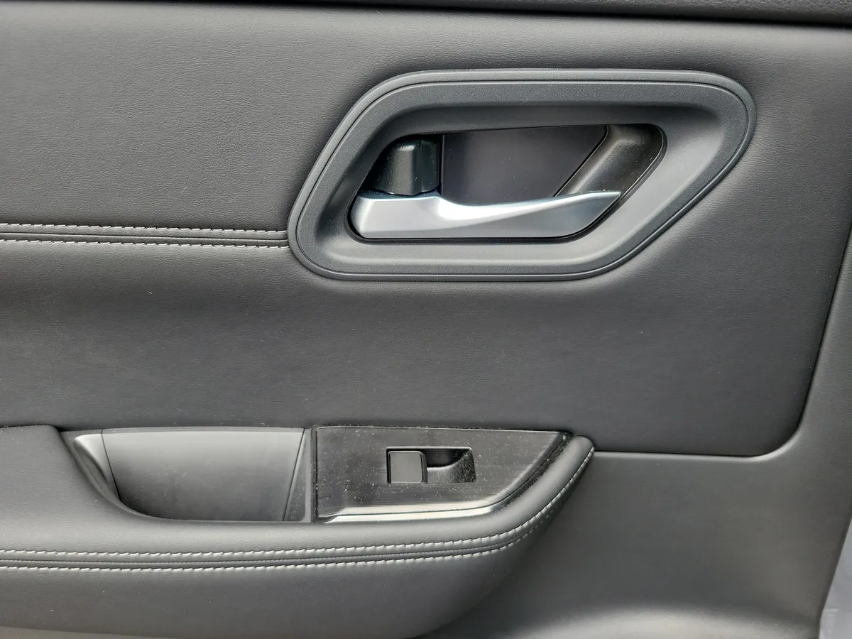 2026 Nissan Rogue Dark Armor thumbnail 25