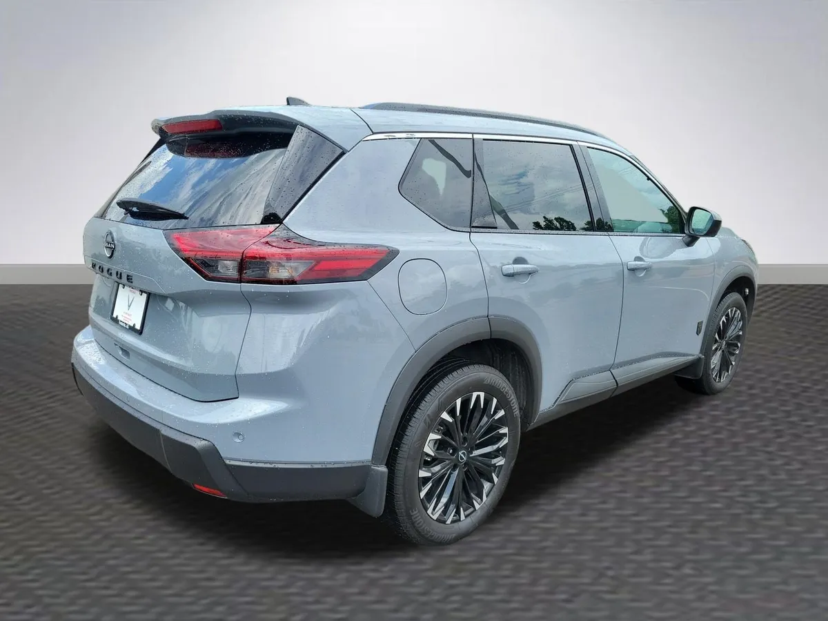 2026 Nissan Rogue Dark Armor thumbnail 5
