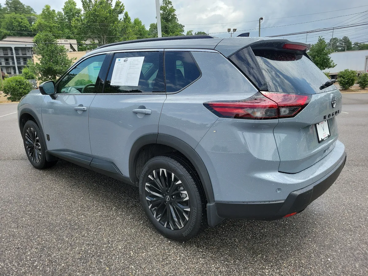 2026 Nissan Rogue Dark Armor thumbnail 7