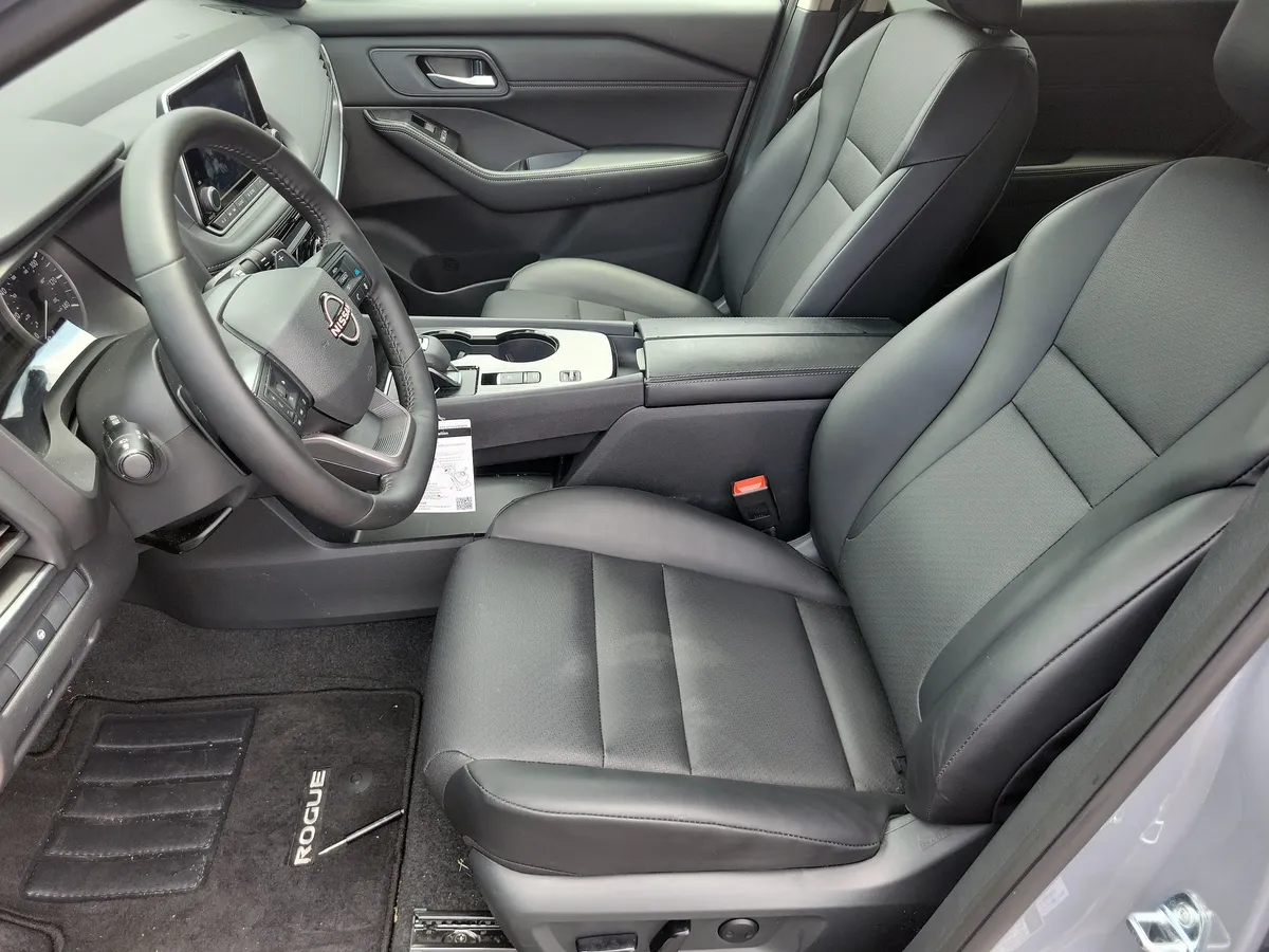 2026 Nissan Rogue Dark Armor thumbnail 9