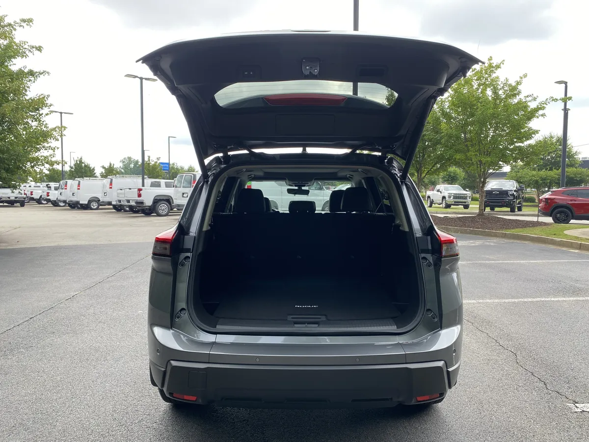 2026 Nissan Rogue Dark Armor thumbnail 10
