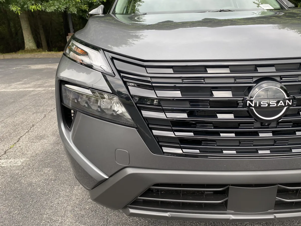 2026 Nissan Rogue Dark Armor thumbnail 13
