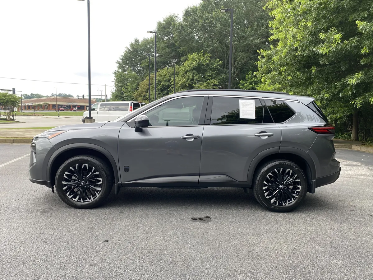 2026 Nissan Rogue Dark Armor thumbnail 5