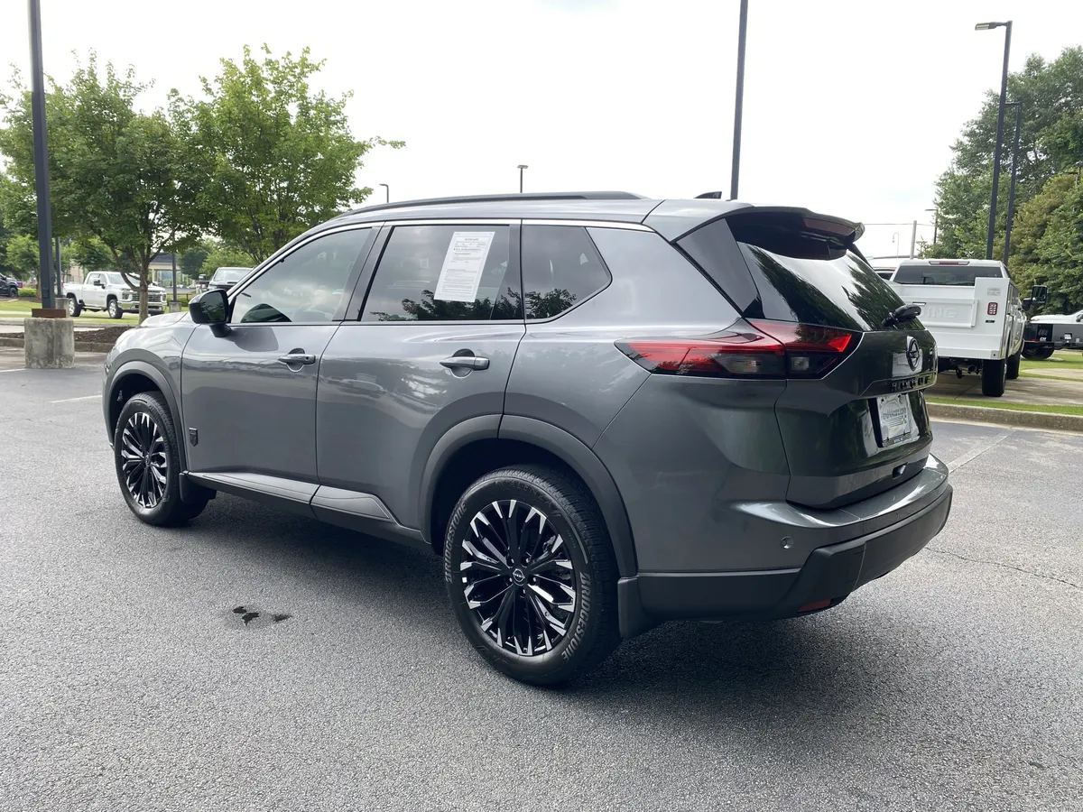 2026 Nissan Rogue Dark Armor thumbnail 6