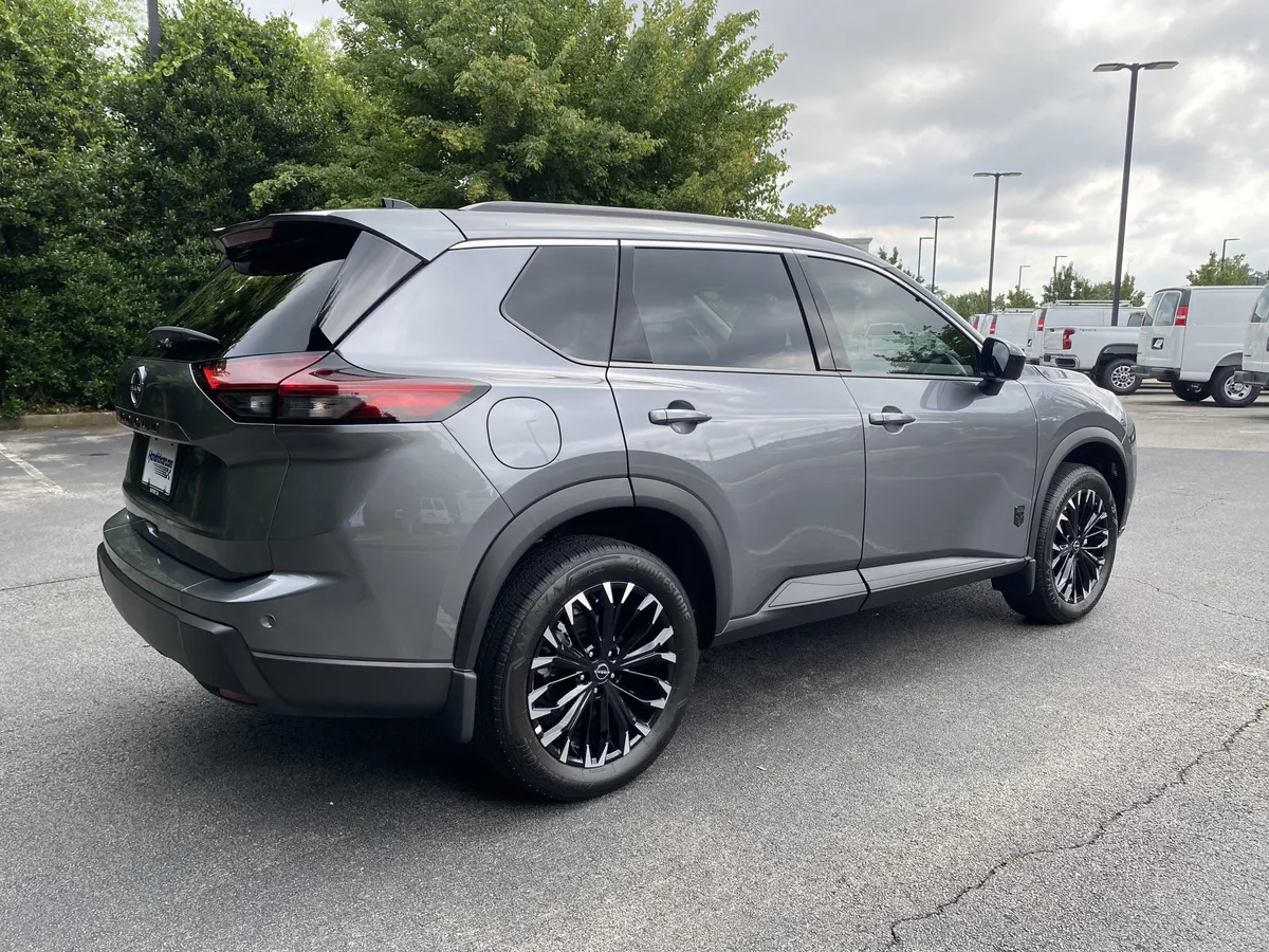 2026 Nissan Rogue Dark Armor thumbnail 8