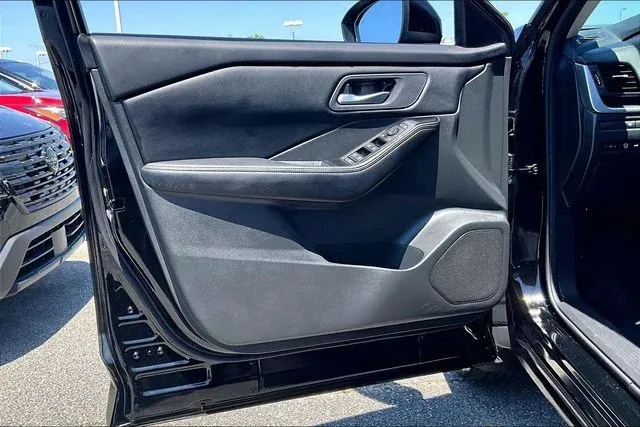 2026 Nissan Rogue SV thumbnail 17