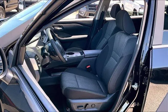 2026 Nissan Rogue SV thumbnail 18