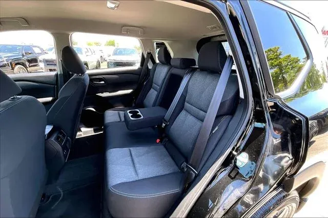 2026 Nissan Rogue SV thumbnail 19