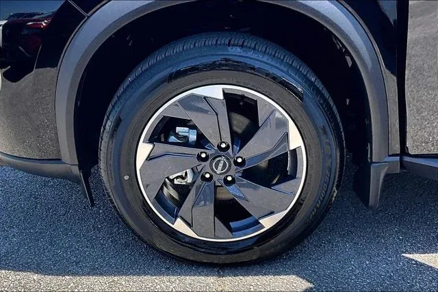 2026 Nissan Rogue SV thumbnail 31