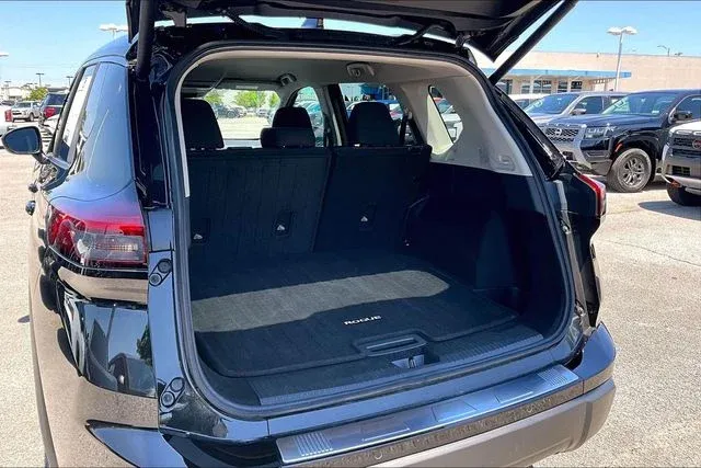 2026 Nissan Rogue SV thumbnail 32