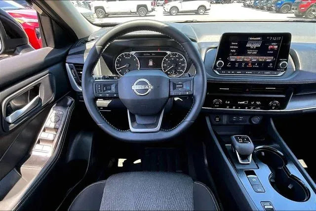 2026 Nissan Rogue SV thumbnail 8