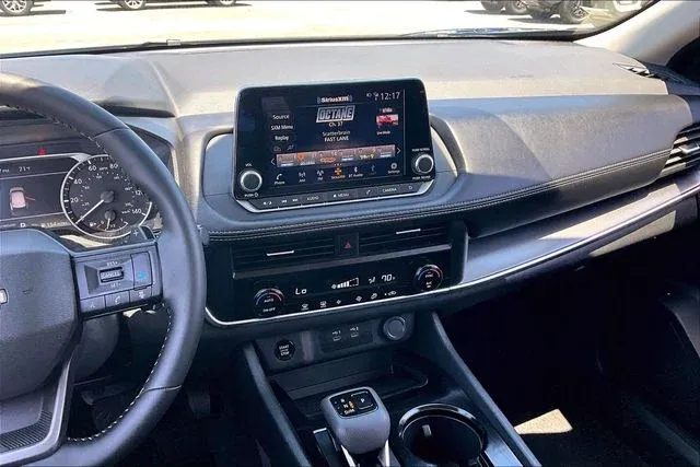 2026 Nissan Rogue SV thumbnail 9