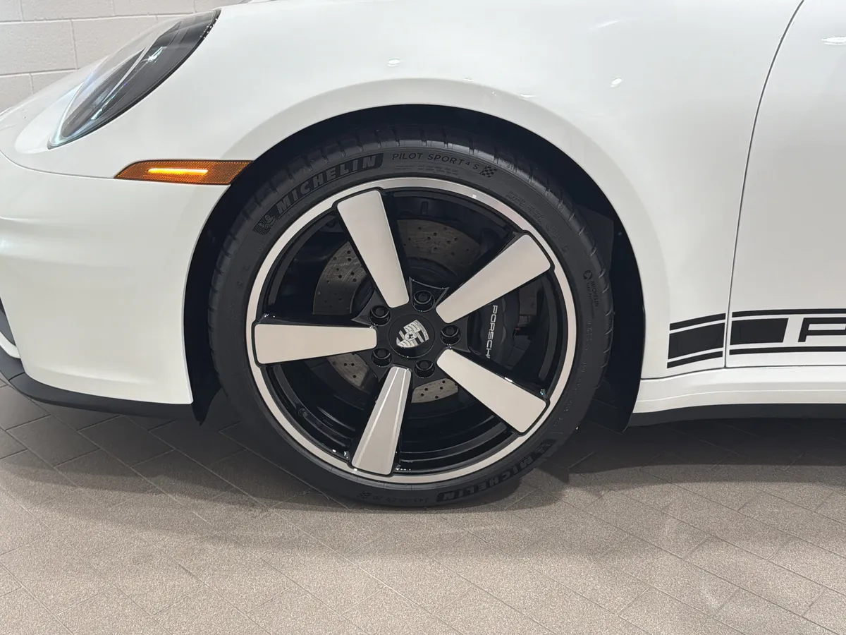 2026 Porsche 911 Carrera thumbnail 31
