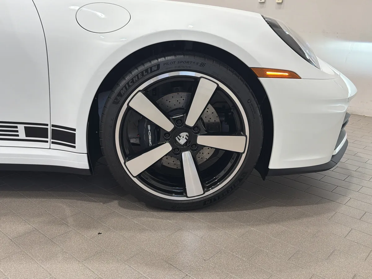 2026 Porsche 911 Carrera thumbnail 32