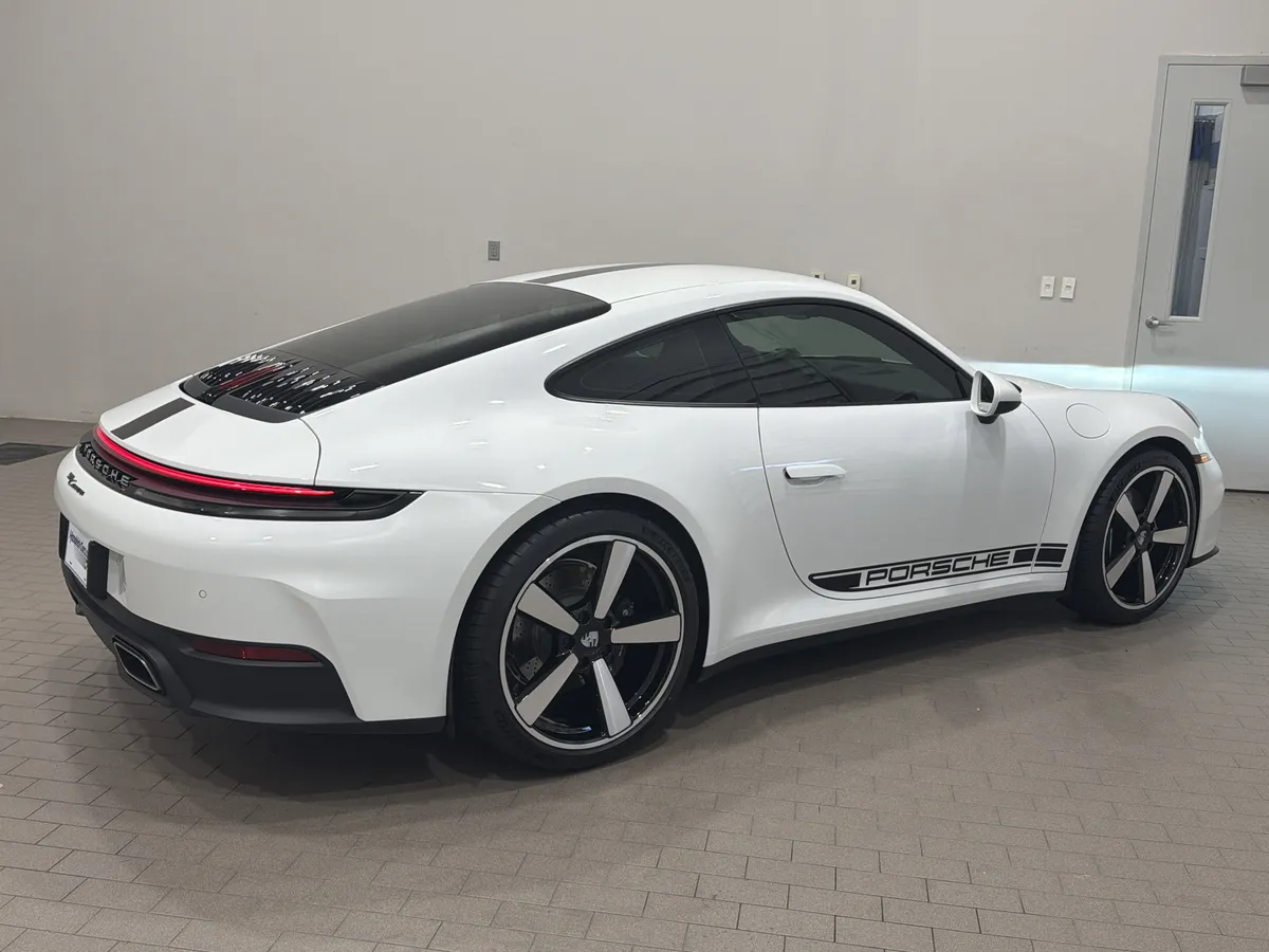 2026 Porsche 911 Carrera thumbnail 8