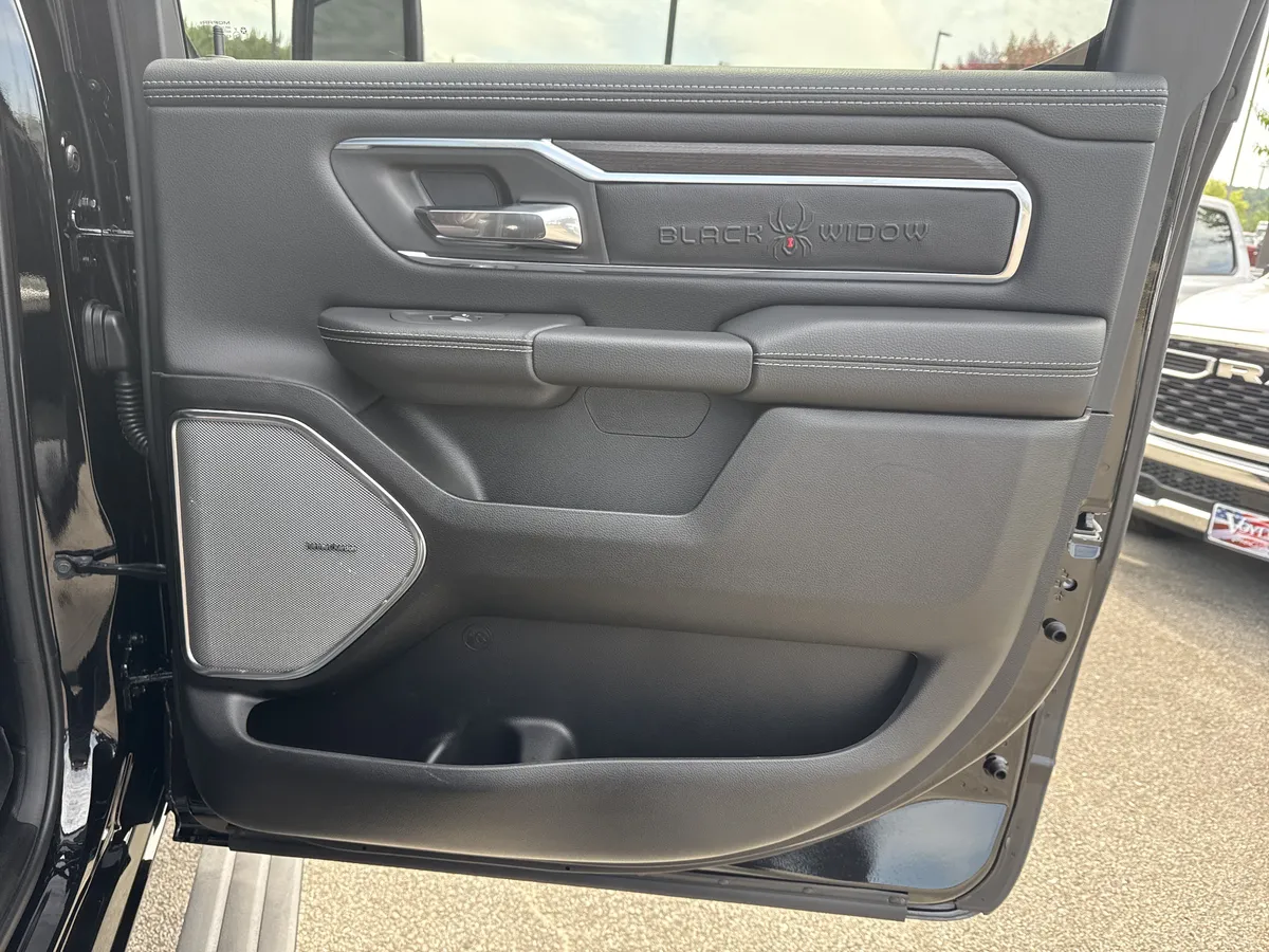 2026 Ram 1500 Laramie thumbnail 17