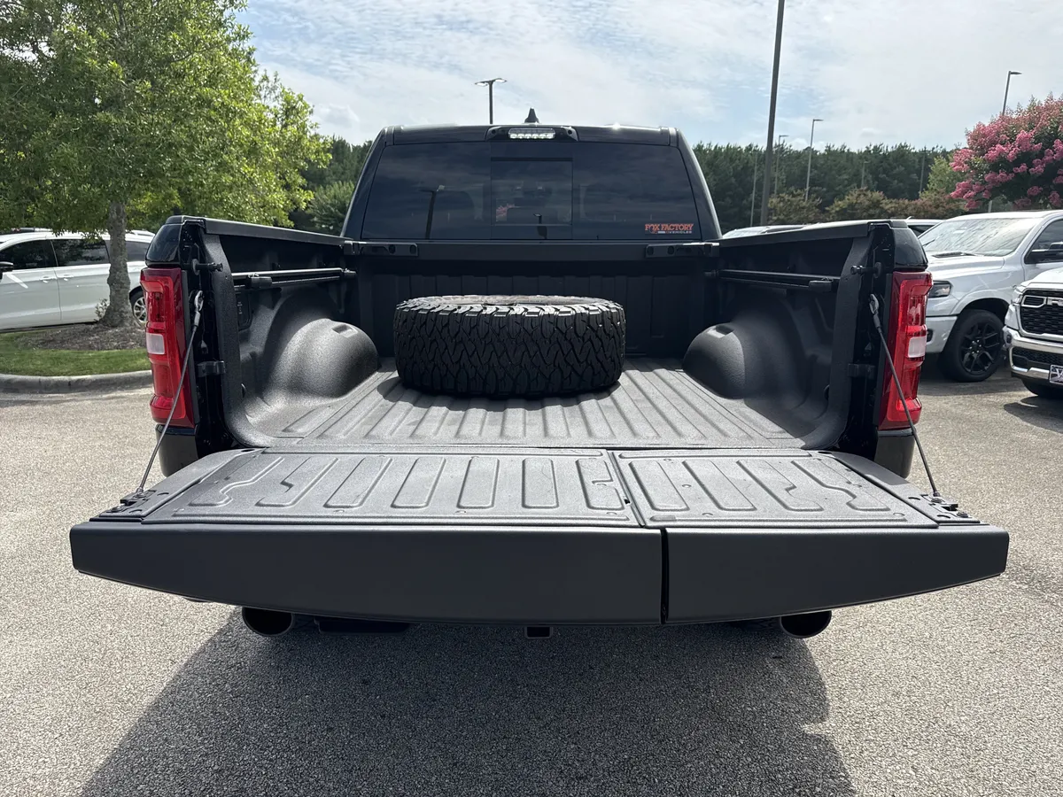 2026 Ram 1500 Laramie thumbnail 19