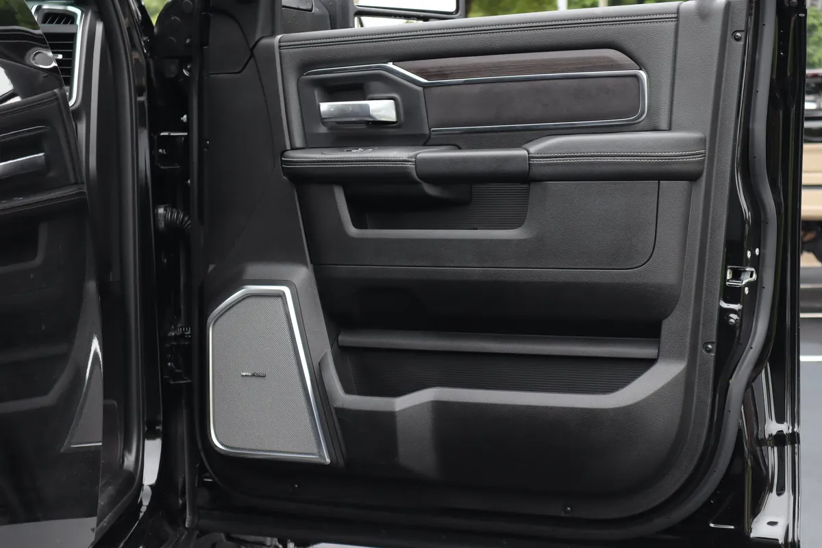 2026 Ram 3500 Laramie thumbnail 28