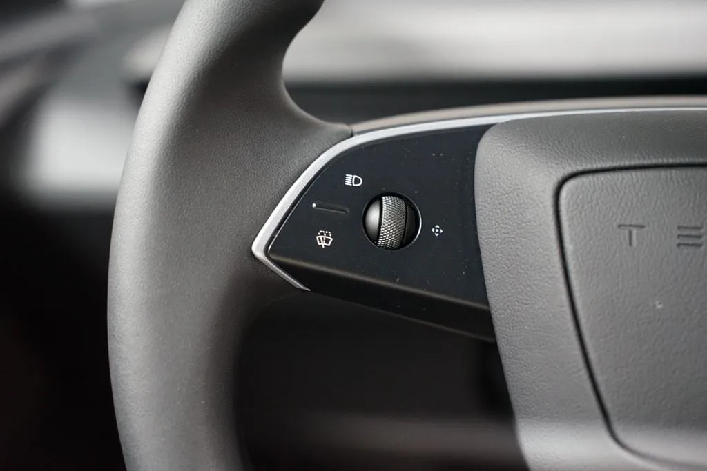 2026 Tesla Model Y Standard Range thumbnail 14