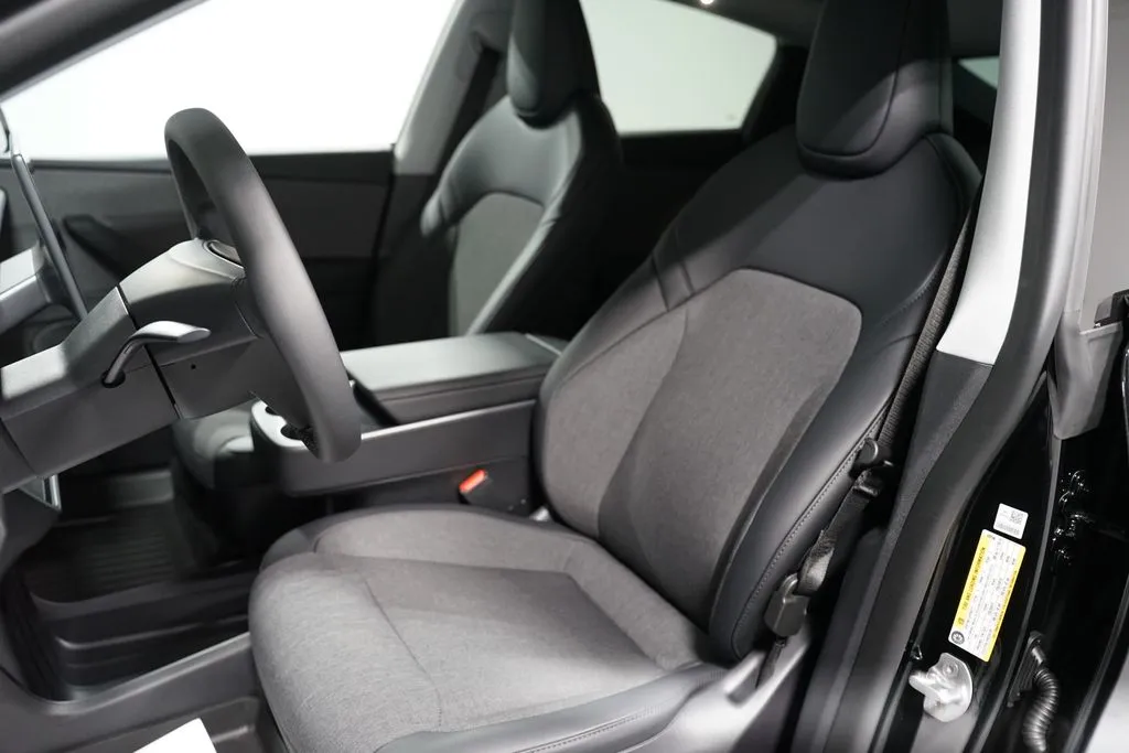 2026 Tesla Model Y Standard Range thumbnail 23