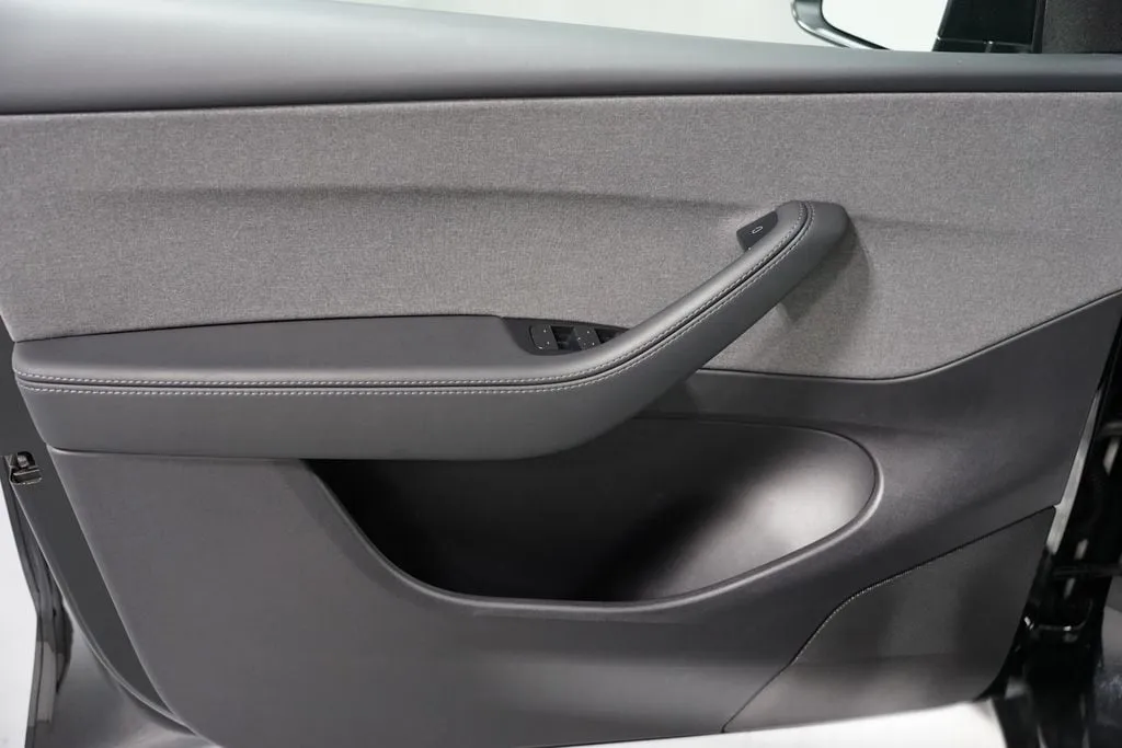 2026 Tesla Model Y Standard Range thumbnail 26