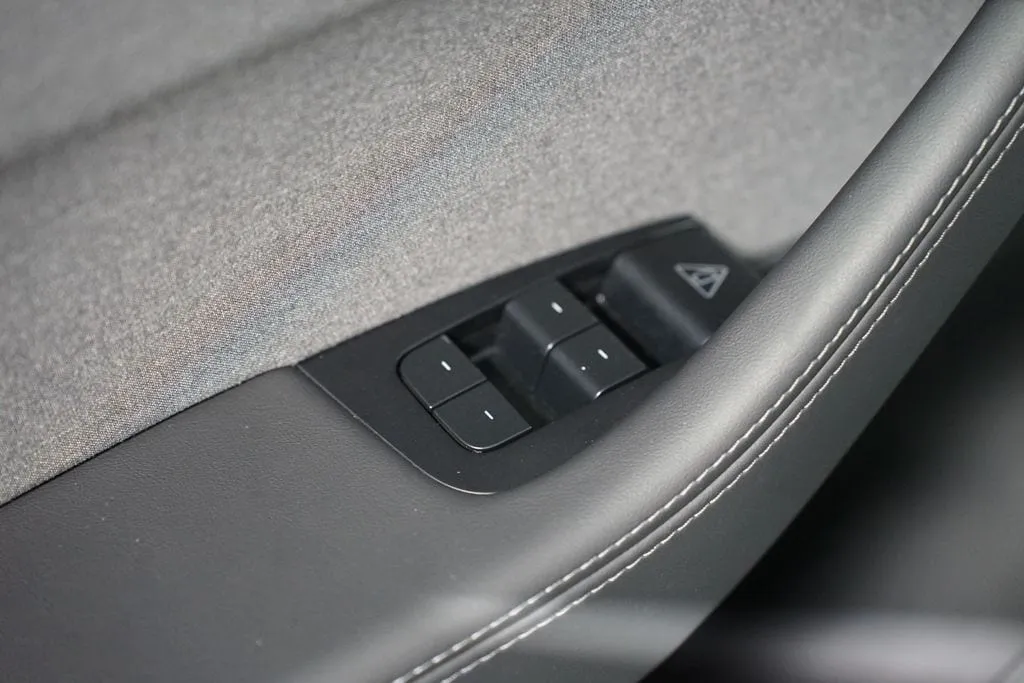 2026 Tesla Model Y Standard Range thumbnail 27