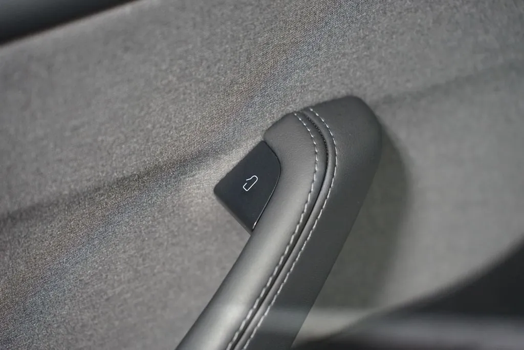 2026 Tesla Model Y Standard Range thumbnail 28