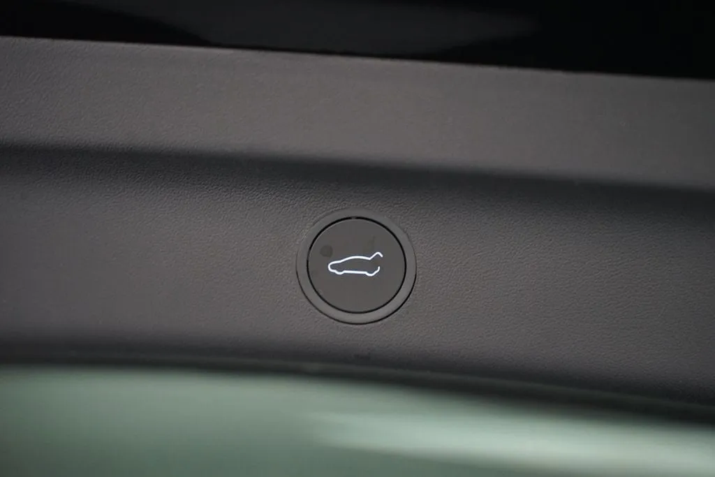 2026 Tesla Model Y Standard Range thumbnail 29