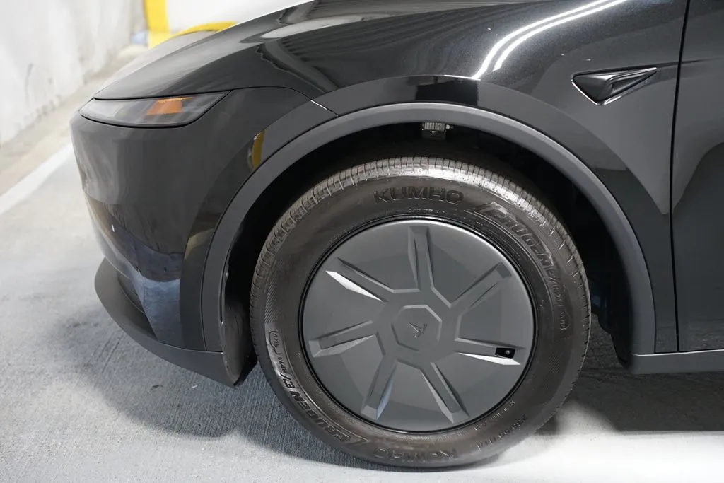 2026 Tesla Model Y Standard Range thumbnail 5