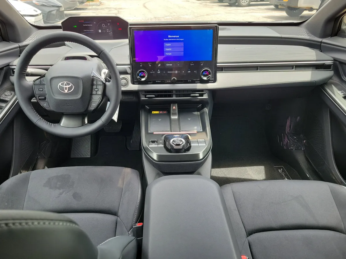 2026 Toyota C-HR XSE thumbnail 11
