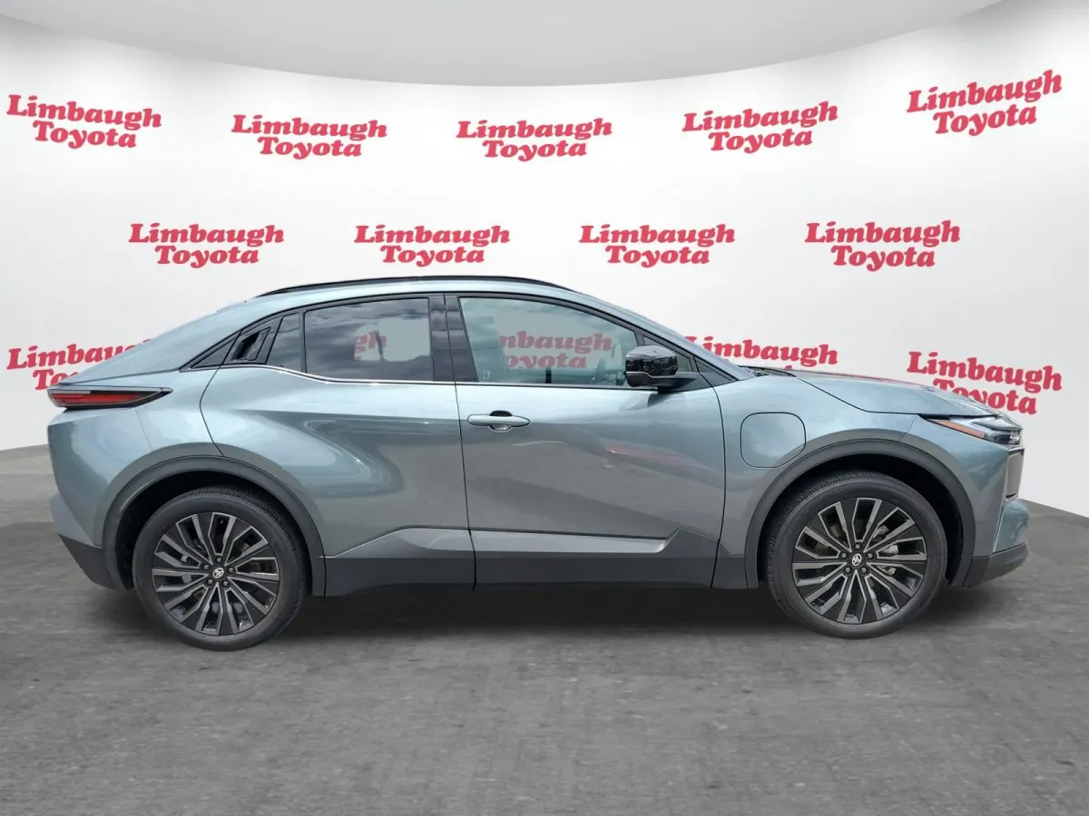 2026 Toyota C-HR XSE thumbnail 2