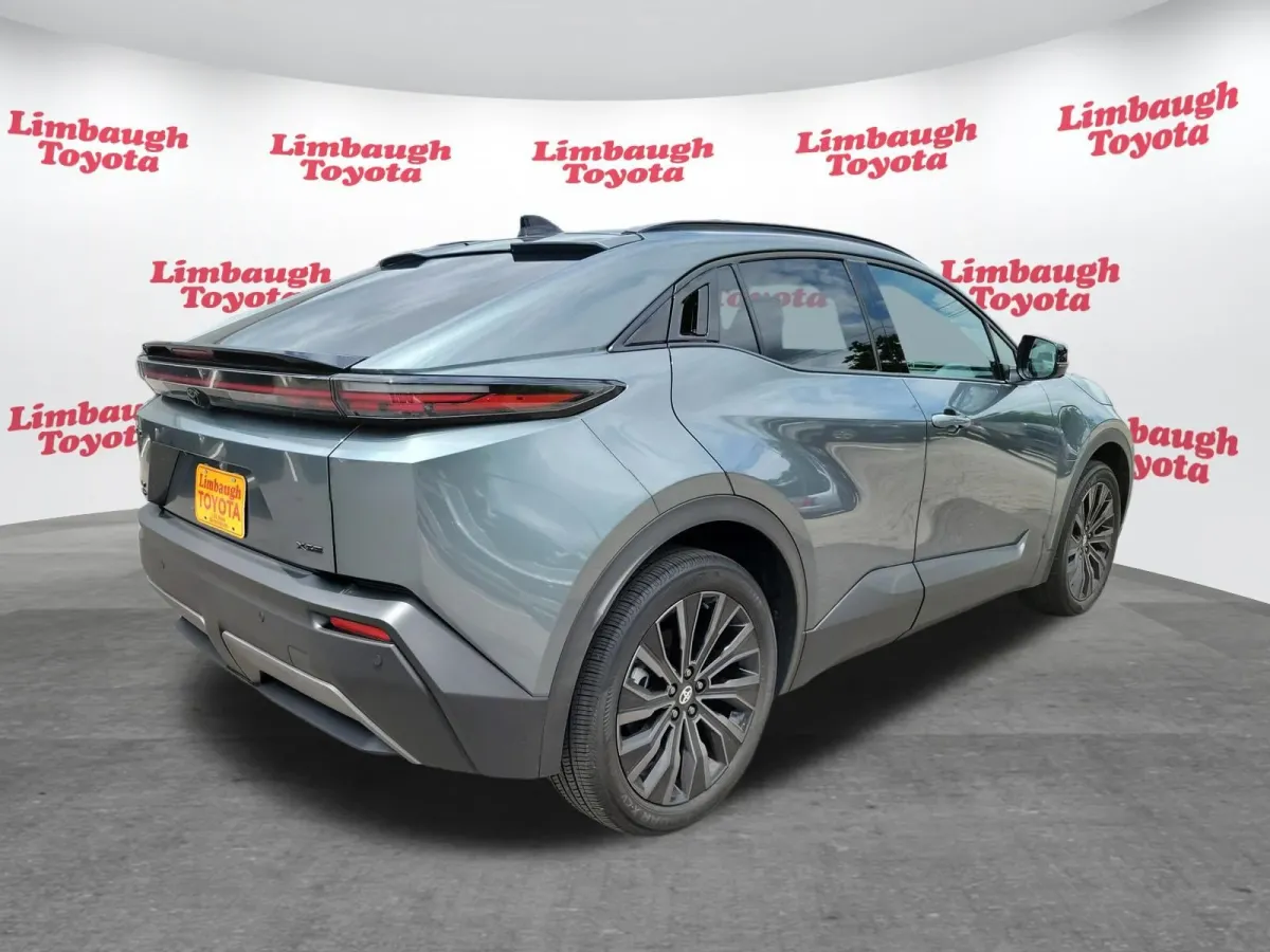 2026 Toyota C-HR XSE thumbnail 22