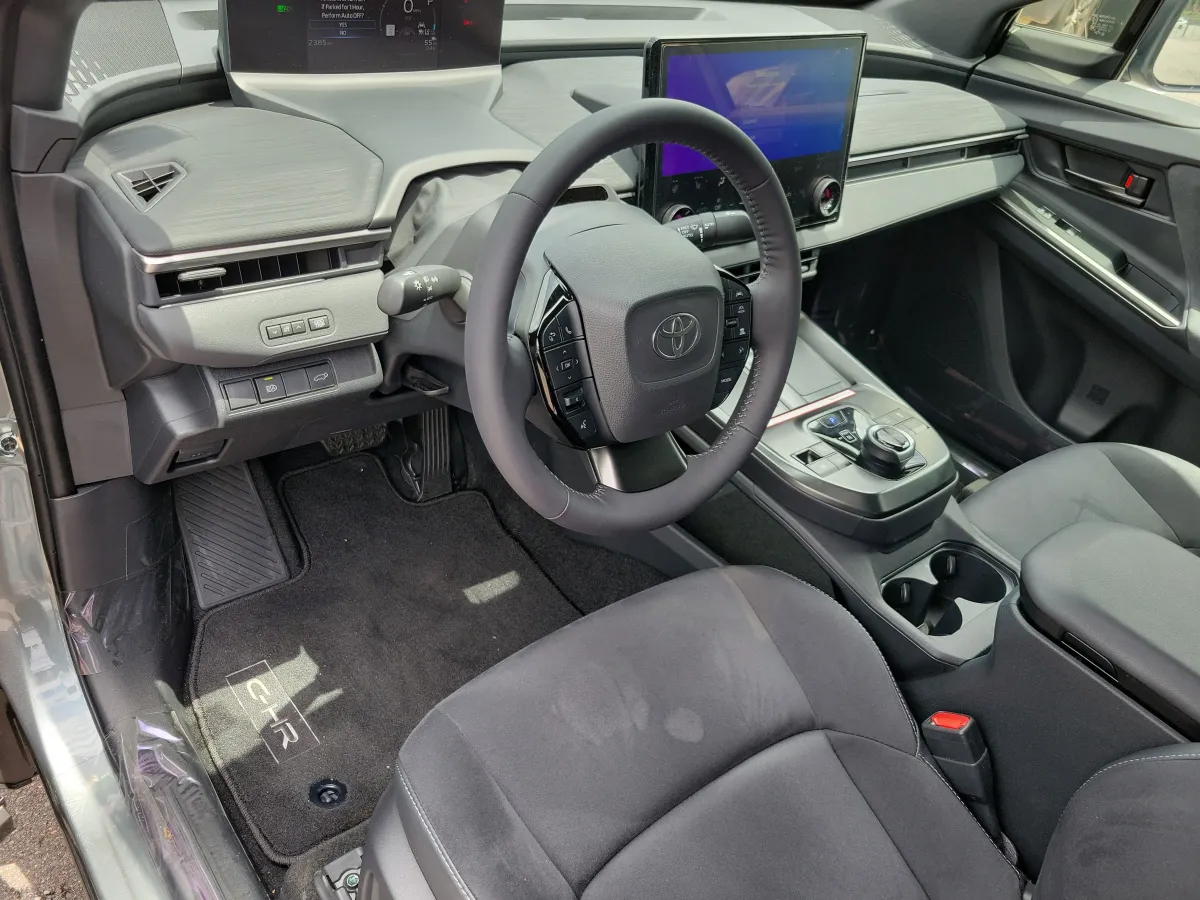2026 Toyota C-HR XSE thumbnail 4
