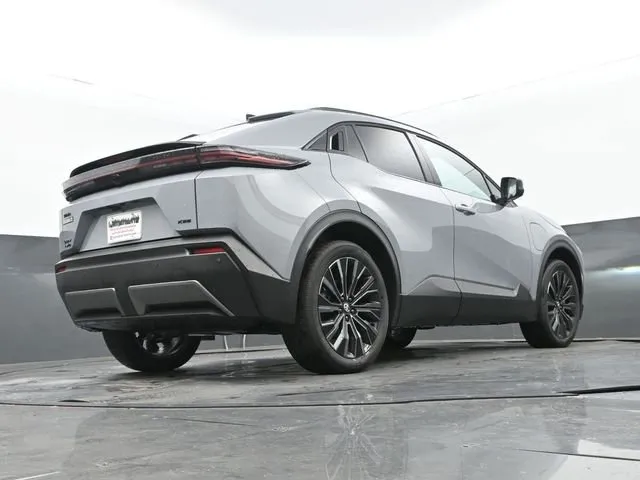 2026 Toyota C-HR XSE thumbnail 11
