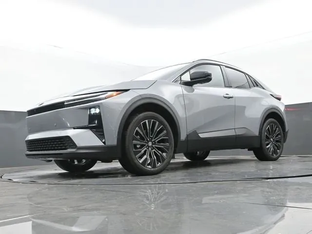 2026 Toyota C-HR XSE thumbnail 12
