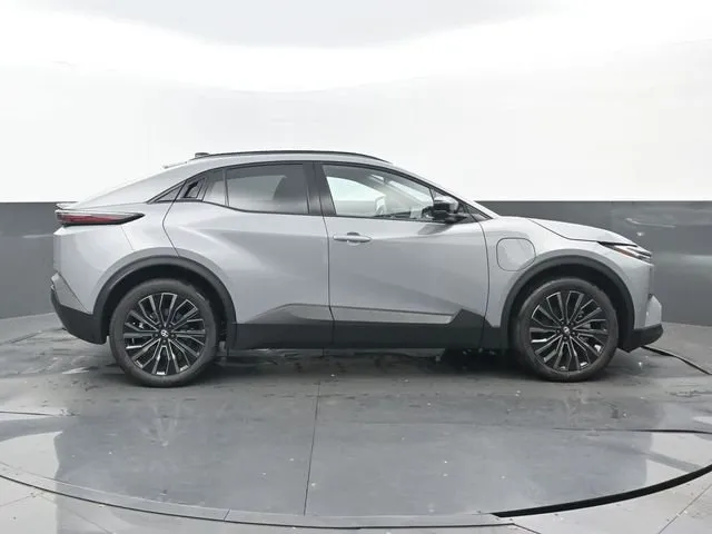 2026 Toyota C-HR XSE thumbnail 2